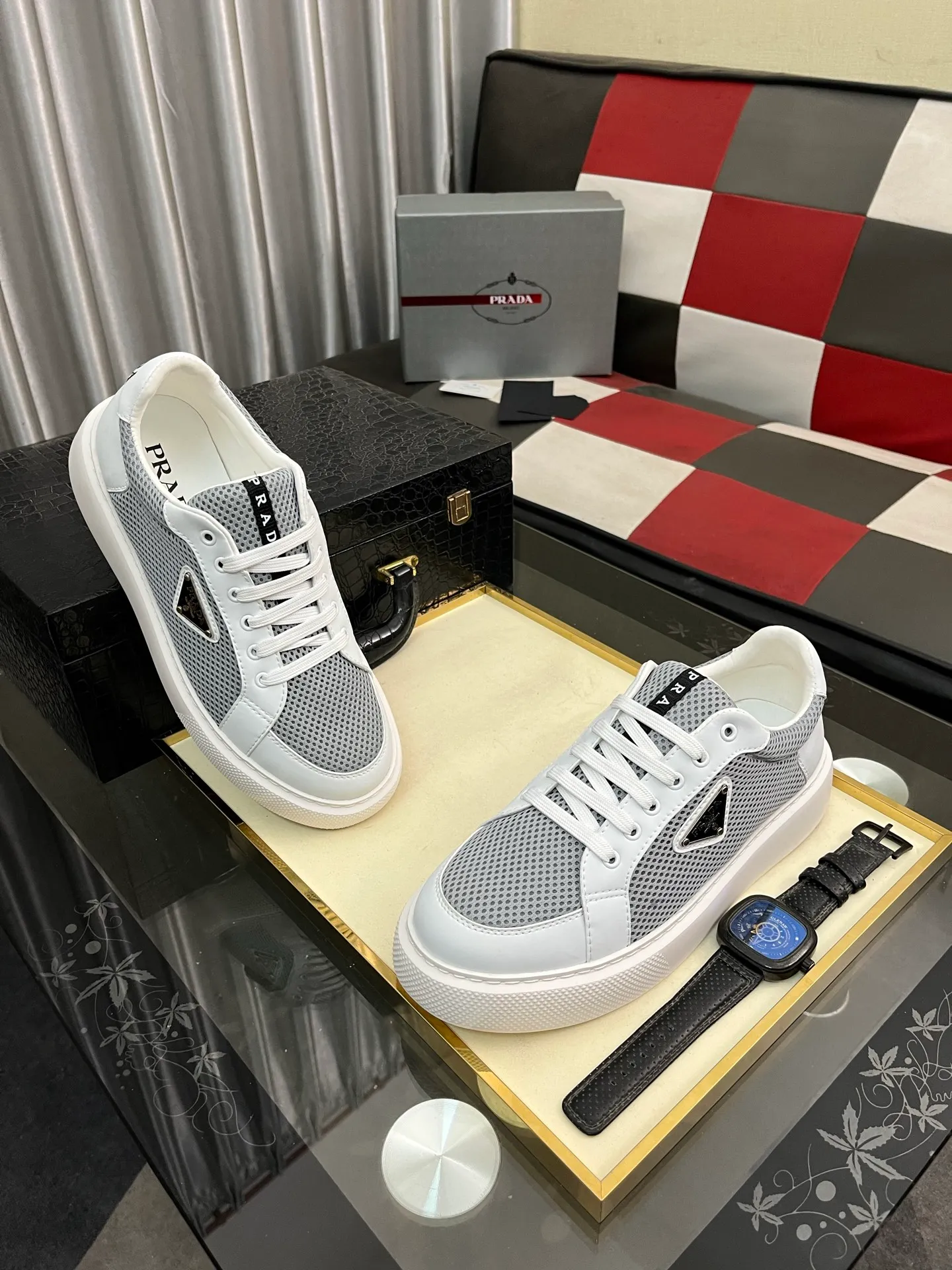 Men's men's shoes💰580⌚️⌚️Prada Prada early spring new model, top original quality, Prada casual sports shoes, made of imported solid color patent leather, spliced mesh cowhide upper, three-dimensional geometric segmentation, multi-color splicing, fashionable and generous, soft, comfortable and breathable. The tongue is decorated with classic letter logo, with fabric lining, cowhide foot pads, matched with P family's exclusive rubber outsole, upper material, breathable knitted fabric imported from Italy The delicate texture is super high-end! Fetal cowhide lining, super soft and comfortable, original molded outsole Size: 38-446️⃣ colors available